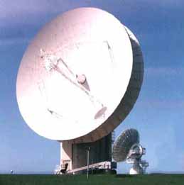 Dertig meter lange antenne in Morwenstow (Engeland) die communicatie onderschept van satellieten boven de Atlantische Oceaan.